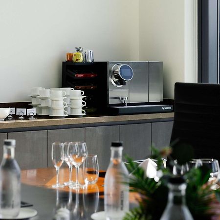 Отель Pullman Brisbane Airport Экстерьер фото A coffee machine in a meeting room
