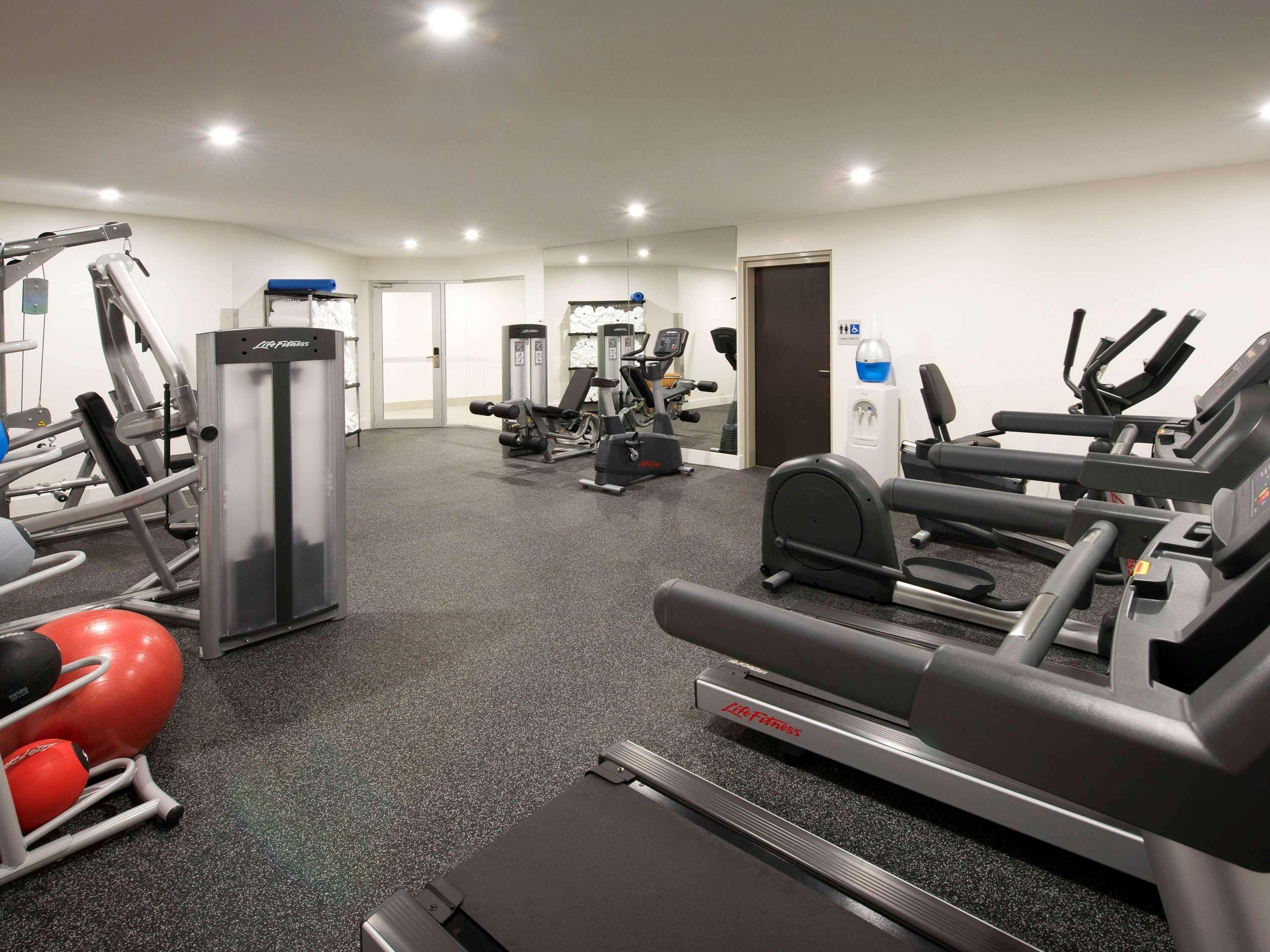 Отель Pullman Brisbane Airport Экстерьер фото The gym at the hotel
