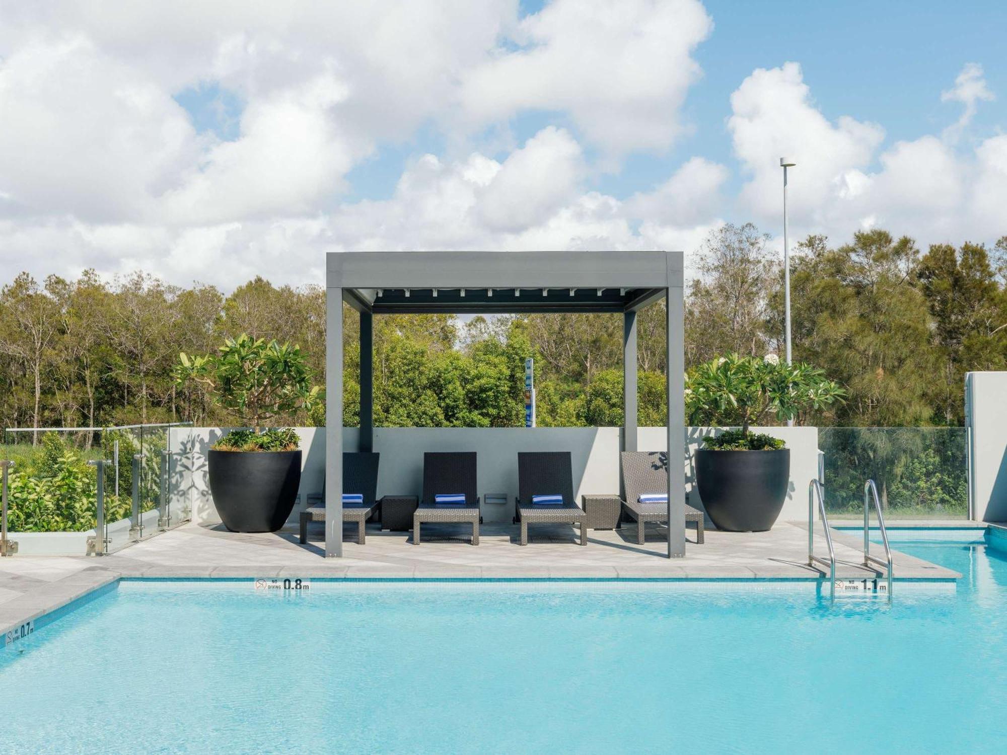 Отель Pullman Brisbane Airport Экстерьер фото The pool at the hotel