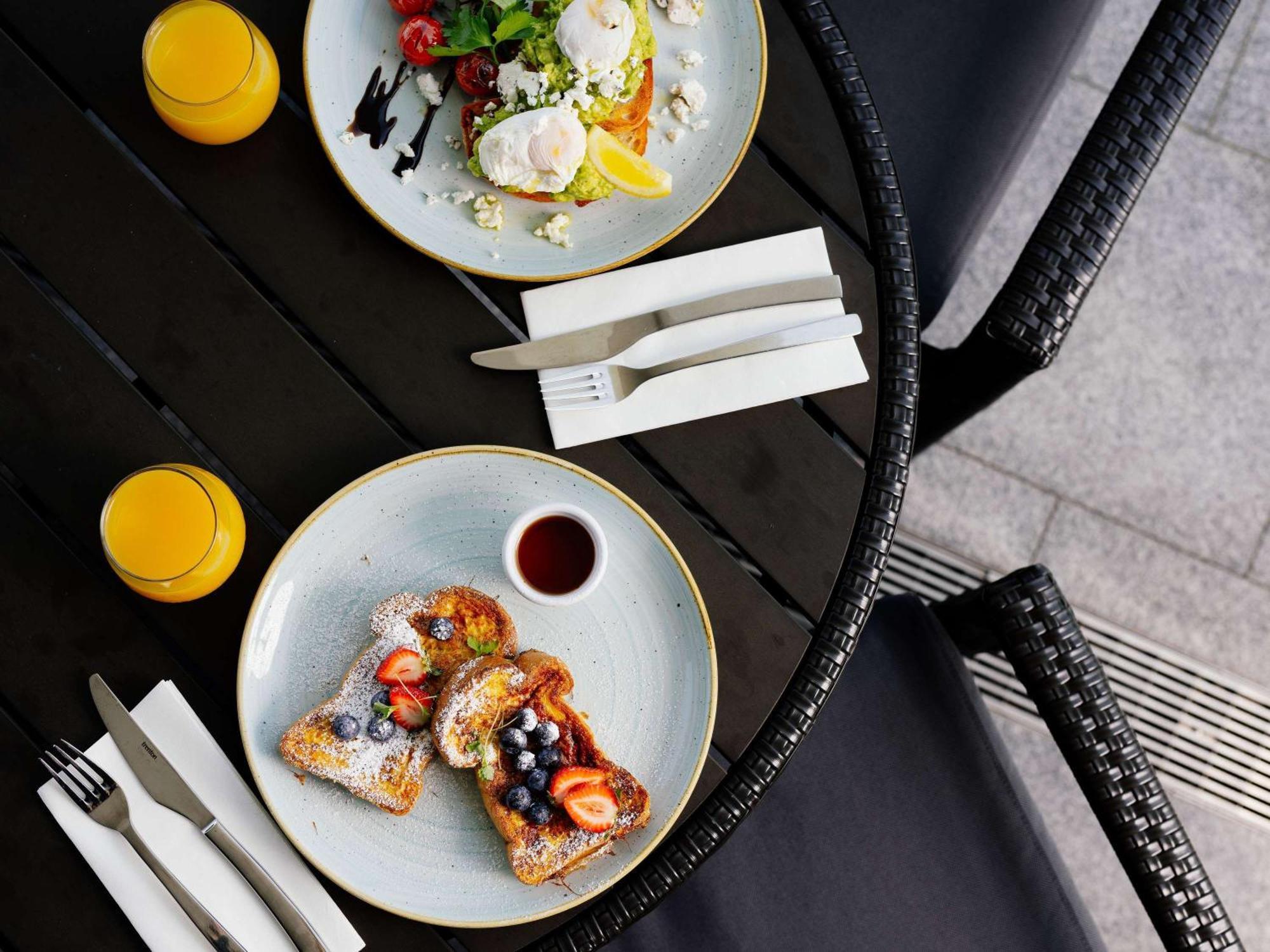 Отель Pullman Brisbane Airport Экстерьер фото Breakfast at the hotel