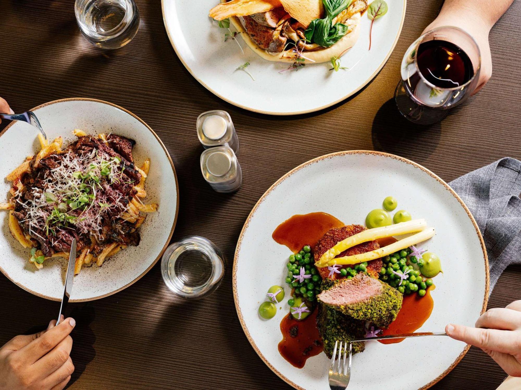 Отель Pullman Brisbane Airport Экстерьер фото Dishes at the restaurant