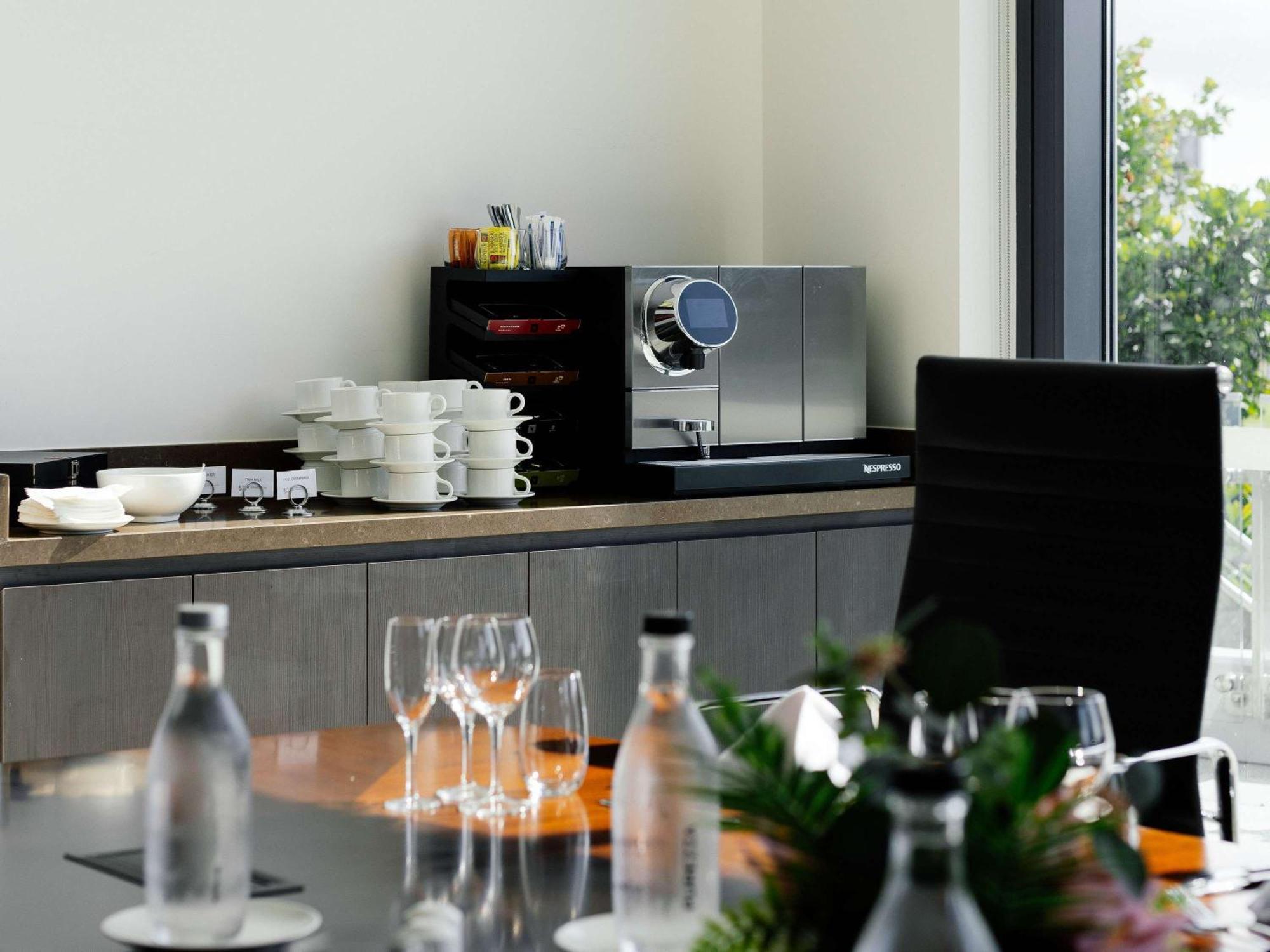 Отель Pullman Brisbane Airport Экстерьер фото A coffee machine in a meeting room